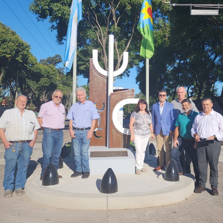 Visita al monolito de la Unión Industrial de Campana